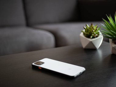 Uk, Ekim 2019: Piksel 4, oturma odasında bitkilerle birlikte beyaz telefon