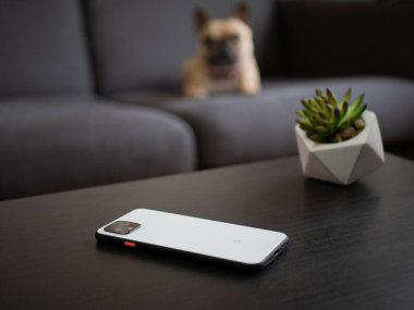 Uk, Ekim 2019: Pixel 4 beyaz akıllı telefon dekorlu ev ayarları