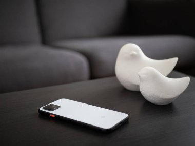 Uk, Ekim 2019: Piksel 4 beyaz akıllı telefon ve süs eşyasıyla dekorasyon