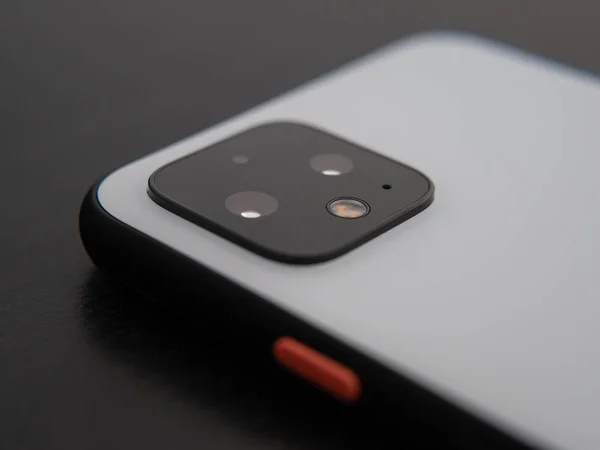 Uk, Ekim 2019: Piksel 4 beyaz telefon makro kamera lensi ve güç düğmesi