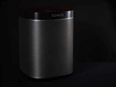 Uk, Ekim 2019: Sonos, Siyah Arkaplan Üzerine Bir Siyah Hoparlör Oynuyor