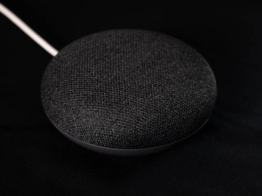 Kablolu siyah arkaplanda akıllı ev hoparlörü yuva aygıtı