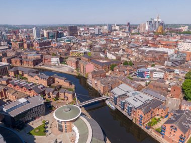 Mayıs 2020, İngiltere: Leeds Şehir Merkezi Skyline ve River Aire
