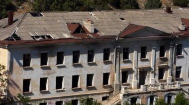 Bina, Sovyet sonrası zaman terk edilmiş. Kamera konut dışı bir bina boyunca taşır. Çekim yaz güneşli bir günde, yürütülen yakın çekim.