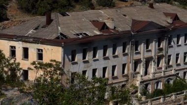 Bina, Sovyet sonrası zaman terk edilmiş. Kamera konut dışı bir bina boyunca taşır. Çekim yaz güneşli bir günde, yürütülen yakın çekim.