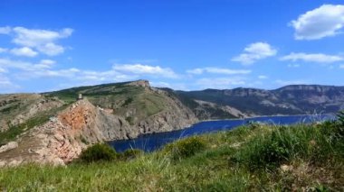 Bulutlar üzerinde tarihsel dağ manzarası. Kayalar denizin asmak.