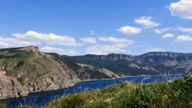 Bulutlar üzerinde tarihsel dağ manzarası. Kayalar denizin asmak.