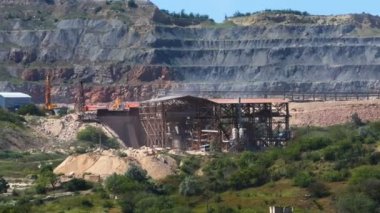 İçin araştırma çakıl ocağında çalışıyorum. Endüstriyel ekipman çalışma ve ocağında çalışmak için işleme. Endüstriyel dağlık bölge.
