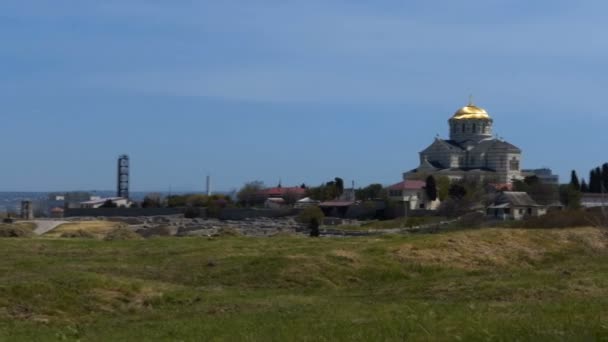 Catedral Cristiana Vladimir Antigua Chersonese Histórica Hombre Recoge Hierba Claro — Vídeo de stock