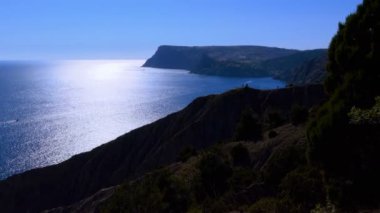 Güzel deniz günbatımı dağlar içinde belgili tanımlık geçmiş. Günbatımında sörf.