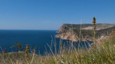 Dağların eteklerinde, deniz manzarası. Sıcak yaz deniz mavi bir Bay. Yatlar ve motorlu tekneler Körfezi yüzmek.