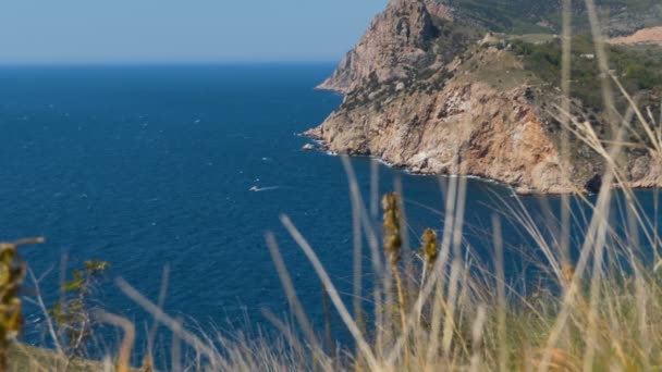 Dağların Eteklerinde Deniz Manzarası Sıcak Yaz Deniz Mavi Bir Bay — Stok video