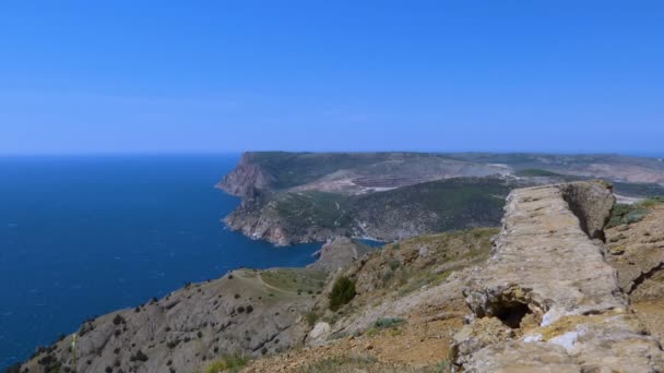 山の麓に海 青湾の暖かい夏の海 ヨットやモーター ボートは 湾に沿って泳ぐ — ストック動画