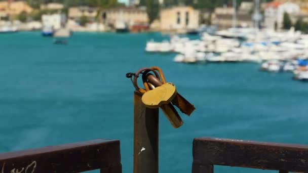 Cadenas Dans Contexte Une Baie Bleue Avec Des Bateaux Motorisés — Video