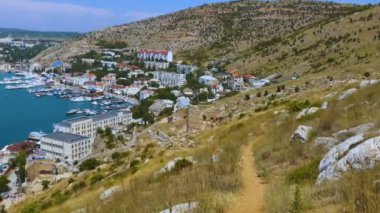 Bay, şehir ve dağlar