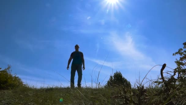 Homem Com Uma Mochila Descer Brilho Brilhante Sol Ilumina Céu — Vídeo de Stock