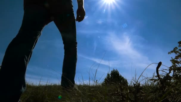 Uomo Con Uno Zaino Sale Cima Brillante Bagliore Del Sole — Video Stock