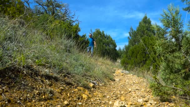 Homme Avec Sac Dos Sur Sentier Montagne Jeune Homme Baskets — Video