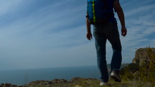 Человек Рюкзаком Подходит Краю Вершины Над Морем Молодой Человек Высокой — стоковое видео