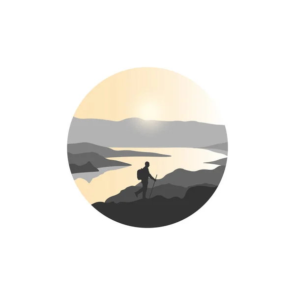 游客爬上岩石 人走在山上 日落时分的山川奇景 旅行人员在崎岖地形中行走的圆形标志 徽章或带有轮廓的标签 — 图库矢量图片