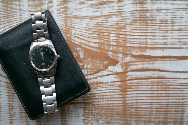 Men Black Leather Wallet Metal Watch Lie White Wooden Texture — Stock Photo, Image