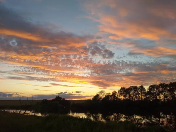 Закат Над Маленькой Рекой Красными Облаками Пейзаж Солнцем Горизонтом — стоковое фото
