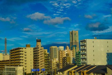 Yokohama şehrinin gökyüzü ve düşüşü