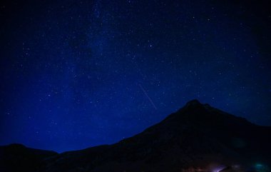 Dağ silueti ve yıldızlı gökyüzü (İzlanda)