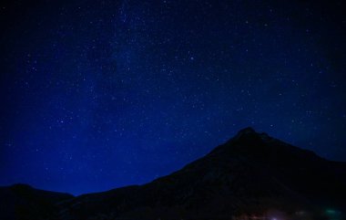 Dağ silueti ve yıldızlı gökyüzü (İzlanda)
