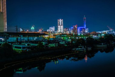 Yokohama Limanı ve Yokohama Minato Mirai gece görüşü.