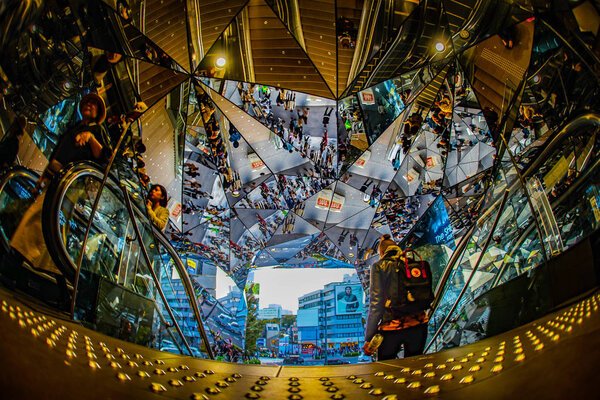 Лестница в окружении зеркала (Tokyu Plaza Omotesando Harajuku
)