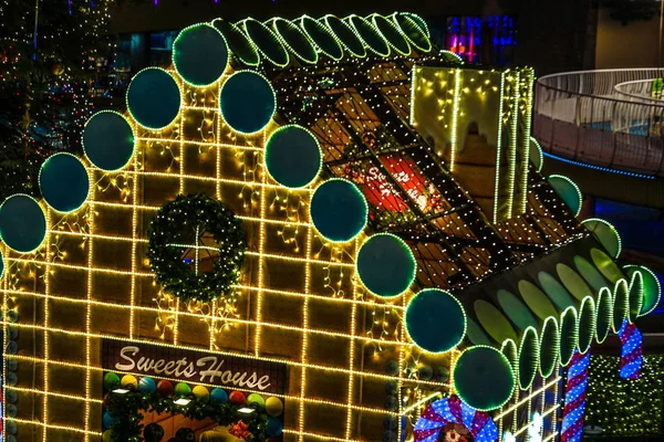 Casa Luminosa Iluminaciones Navideñas —  Fotos de Stock