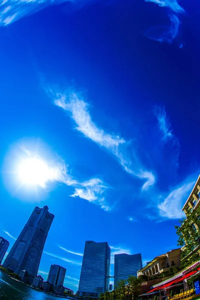 Yokohama Landmark Tower Slunná Obloha — Stock fotografie