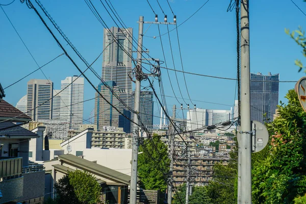 横浜市住宅街から見えるみなとみらいスカイライン — ストック写真