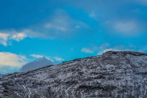 冰岛白雪覆盖的高山和蓝天 — 图库照片