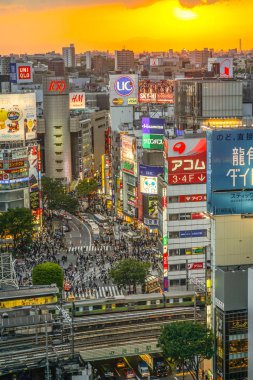 Shibuya 'nın kesişim noktası Shibuya Hikarie' den görünüyor.