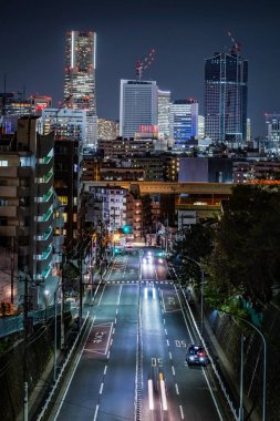 Binalardan Yokohama Minato Mirai 'nin gece görüşü ve trafiği