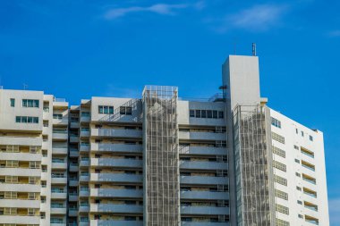 Gayrimenkul ve mavi gökyüzü