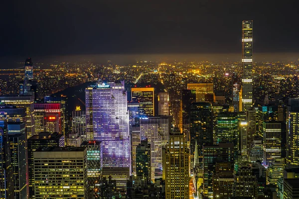 Empire State Binası 'ndan New York gece görüşü görünüyor.