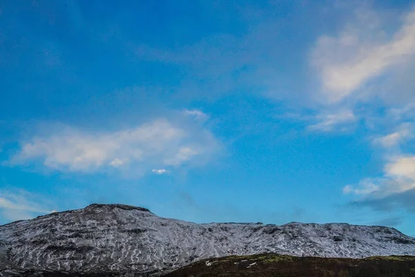 Montañas Cubiertas Nieve Cielo Azul Islandia —  Fotos de Stock