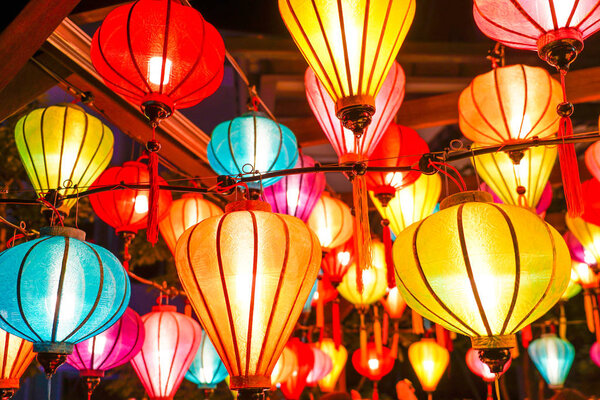 Фонари красочного летнего фестиваля
