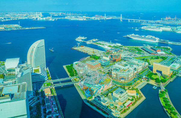 Port of Yokohama from Landmark Tower (20180428 foreign luxury liner three ships simultaneouslys first landed)