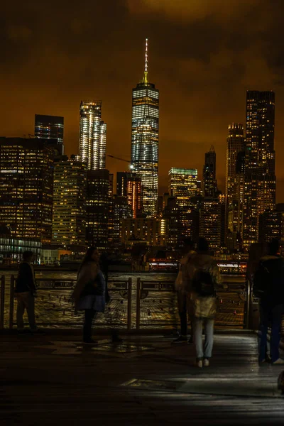 曼哈顿和布鲁克林大桥的夜景和人们 — 图库照片
