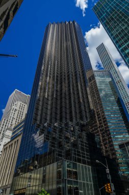 Trump Kulesi ve mavi gökyüzü (New York)