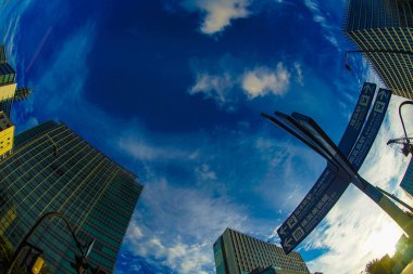 Yokohama iş bölgesinden Minato Mirai ve sonbahar gökyüzü.