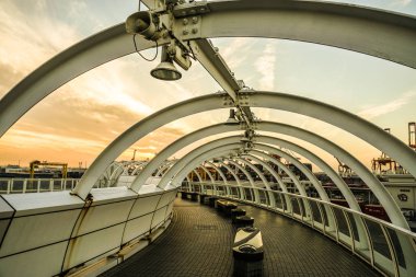 Yokohama Liman Sembol Kulesi merdivenleri ve akşam