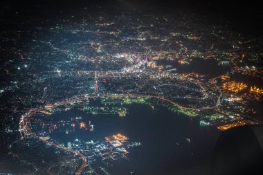 Yokohama gece görüşü bir uçaktan görüldüğü gibi