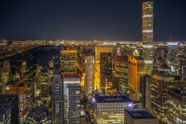 432 Park Caddesi ve Manhattan gece manzarası