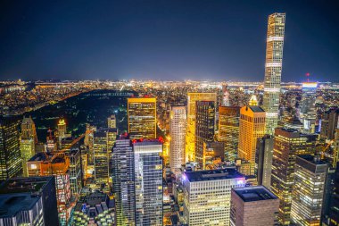 432 Park Caddesi ve Manhattan gece manzarası