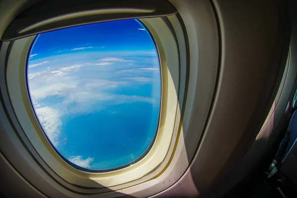 从飞机窗上看得见的云彩和天空 — 图库照片